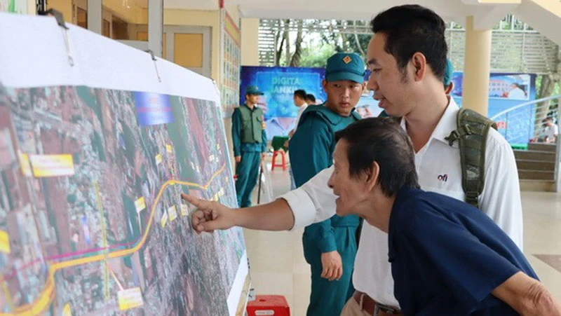 Người dân trong diện giải tỏa xem bản đồ hướng tuyến dự án cao tốc Biên Hòa-Vũng Tàu.