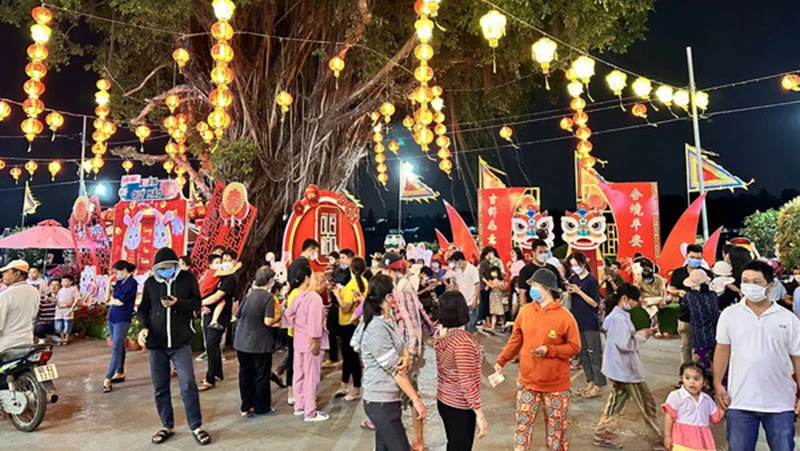 Người dân đến tham dự Lễ hội chùa Ông lần thứ tám.