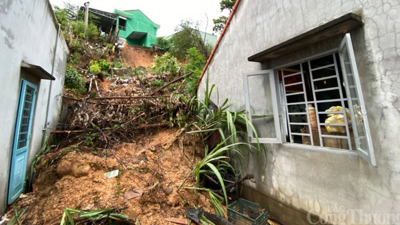 Sạt lở đất gây mất an toàn cho các nhà dân phía sau Bệnh viện Đa khoa khu vực miền núi phía Bắc Quảng Nam.