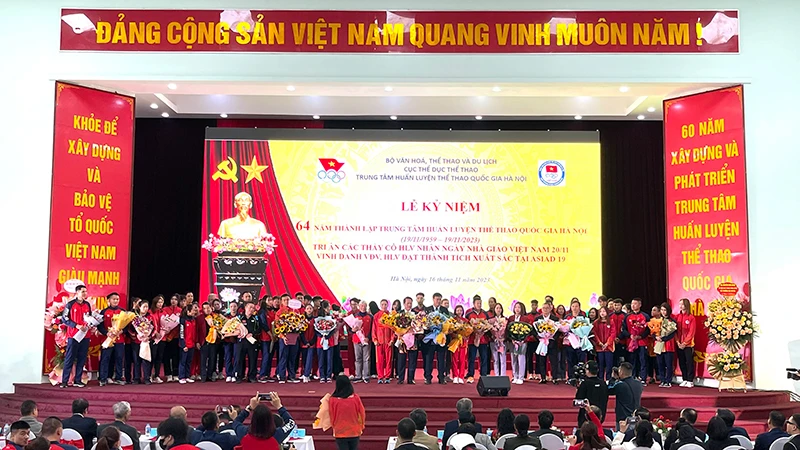Mít tinh kỷ niệm 64 năm thành lập Trung tâm Huấn luyện thể thao quốc gia Hà Nội và vinh danh, tặng thưởng các VĐV, HLV xuất sắc.