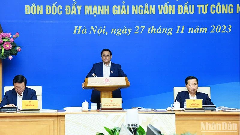 Thủ tướng Phạm Minh Chính cùng các Phó Thủ tướng Lê Minh Khái, Trần Hồng Hà chủ trì hội nghị.