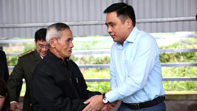 Thứ trưởng Nông nghiệp và Phát triển nông thôn Nguyễn Quốc Trị thăm hỏi, chia buồn với người thân đồng chí Nguyễn Kim Anh.