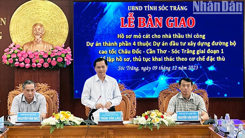 Chủ tịch Ủy ban nhân dân tỉnh Sóc Trăng Trần Văn Lâu phát biểu tại buổi lễ.