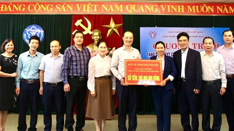 Tháng 11/2023, Bảo hiểm xã hội tỉnh Thái Nguyên phát động các đơn vị, cá nhân tặng thẻ bảo hiểm y tế cho người nghèo, người lao động chưa tìm được việc làm.