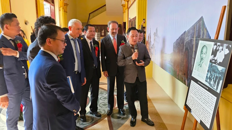 Các đại biểu tham quan ảnh trưng bày về quan hệ ngoại giao Việt Nam-Italia.