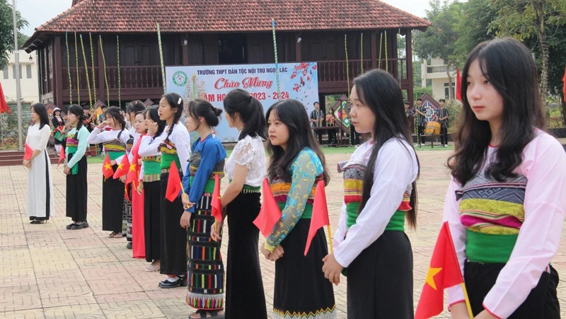 Học sinh Trường trung học phổ thông dân tộc nội trú Ngọc Lặc trong ngày khai giảng năm học mới.