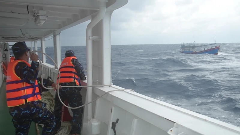 Lực lượng Vùng 3 Hải quân cứu nạn và lai dắt tàu cá ngư dân về đất liền.