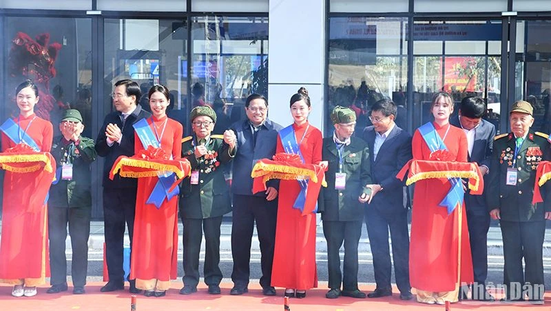 Thủ tướng Phạm Minh Chính và các đại biểu thực hiện nghi thức cắt băng khánh thành Cảng hàng không Điện Biên.