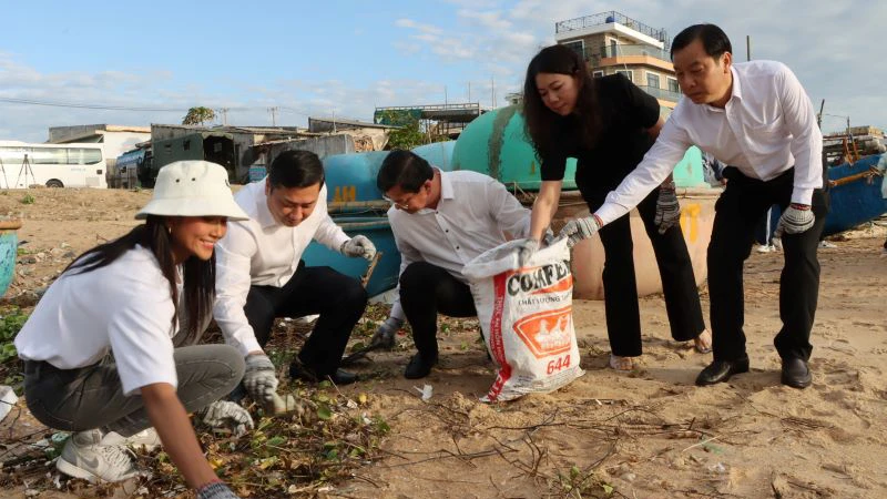 Lãnh đạo tỉnh cùng Hoa hậu H'Hen Niê thu gom rác tại bờ biển Phước Hải.