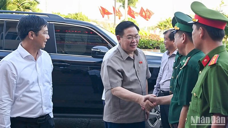 Chủ tịch Quốc hội Vương Đình Huệ với các lực lượng làm nhiệm vụ tại Cửa khẩu quốc tế Mộc Bài.