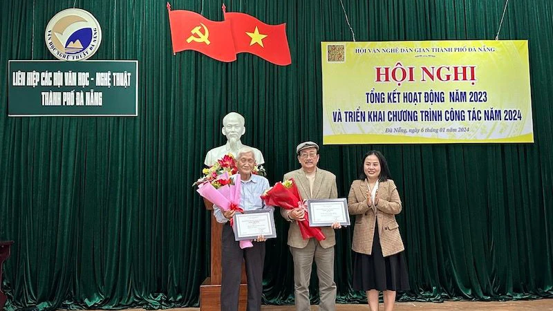 Chủ tịch Hội Văn nghệ dân gian Đà Nẵng Đinh Thị Trang trao giải thưởng năm 2023 cho các tác giả. (Ảnh: ANH ĐÀO)