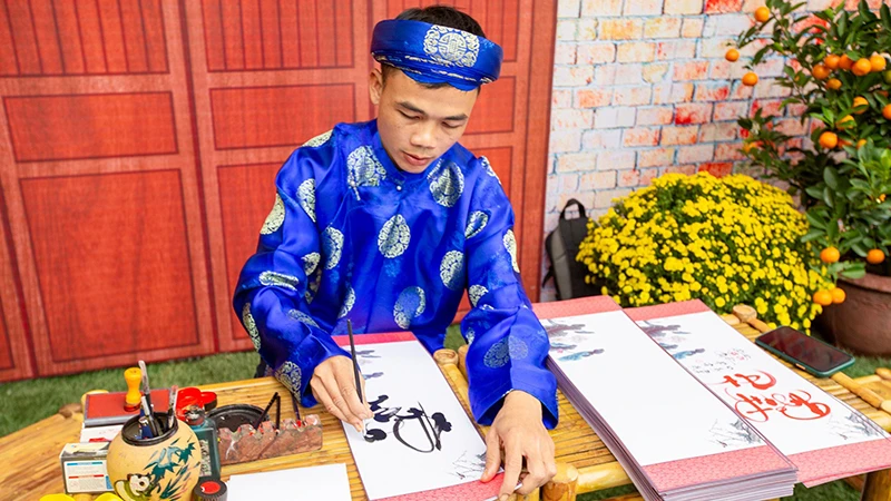 Khai bút đầu năm, phong tục truyền thống của người Việt Nam mỗi dịp Tết đến Xuân về.