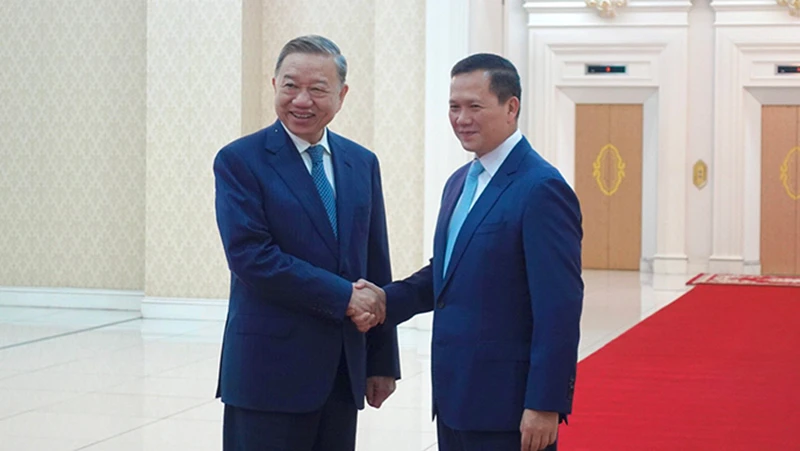 Bộ trưởng Tô Lâm chào xã giao Thủ tướng Campuchia Samdech Moha Bovor Thipadei Hun Manet.