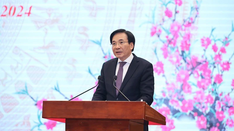 Bộ trưởng, Chủ nhiệm Văn phòng Chính phủ Trần Văn Sơn phát biểu tại họp báo. (Ảnh: VGP)