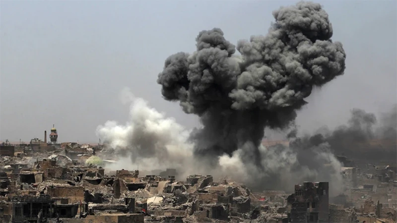 Khói bốc lên sau một vụ không kích tại Mosul (Iraq). (Ảnh: AFP/TTXVN)