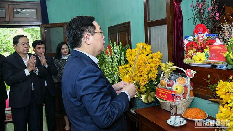 View - Chủ tịch Quốc hội Vương Đình Huệ thắp hương tưởng nhớ Chủ tịch Hồ Chí Minh tại Nhà 67 