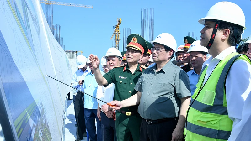 Thủ tướng Phạm Minh Chính chỉ đạo về tiến độ xây dựng Nhà ga hành khách T3 Cảng hàng không quốc tế Tân Sơn Nhất. Ảnh: THANH GIANG