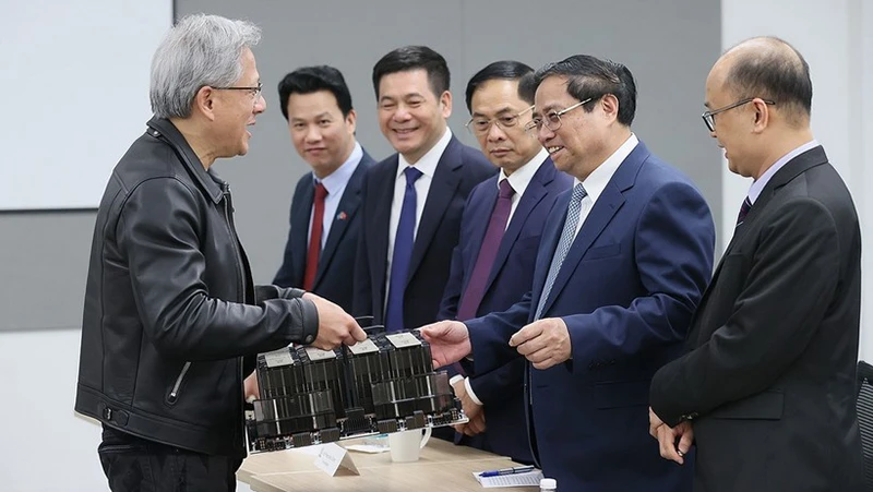 Chủ tịch và đồng sáng lập của NVIDIA Jensen Huang giới thiệu với Thủ tướng Phạm Minh Chính sản phẩm của NVIDIA. (Ảnh: TTXVN)