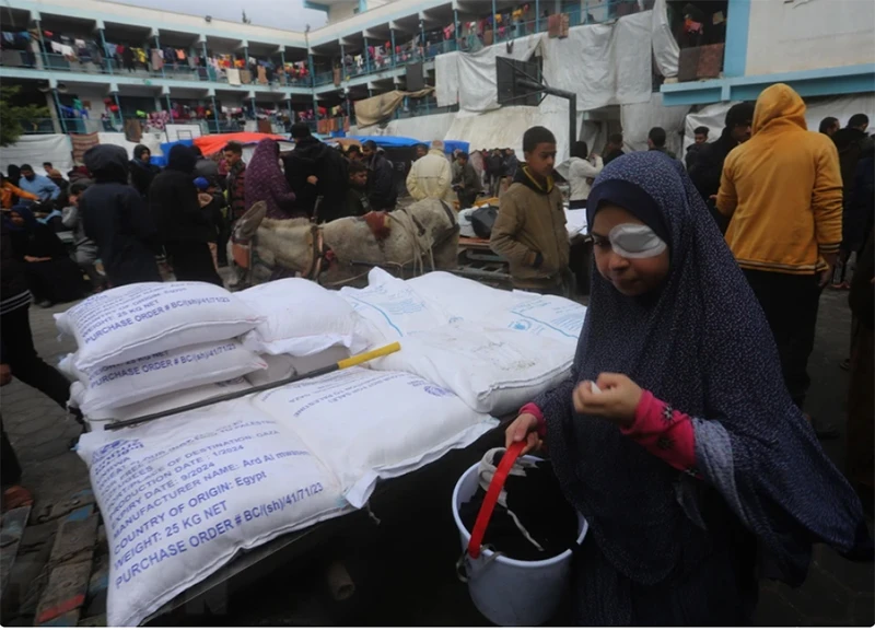 Người dân chờ nhận lương thực cứu trợ tại Rafah, Dải Gaza. (Ảnh: THX/TTXVN)