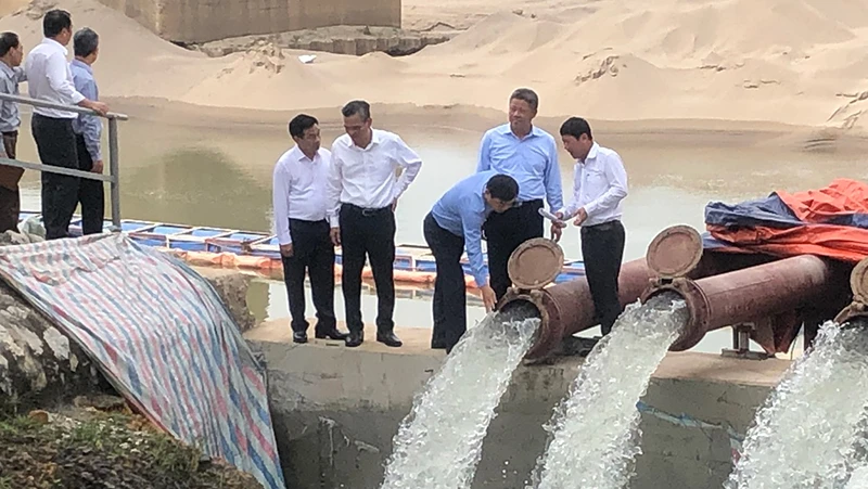 Bộ Nông nghiệp và Phát triển nông thôn kiểm tra công tác lấy nước đợt hai trên địa bàn Hà Nội.