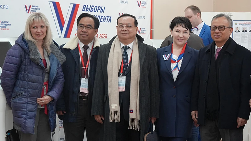 Đoàn quan sát viên của AIPA tham gia quan sát ở một điểm bỏ phiếu ở thủ đô Moskva. (Ảnh: XUÂN HƯNG)