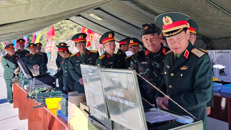 Thiếu tướng Đỗ Minh Xương, Giám đốc Học viện Lục quân kiểm tra bộ dụng cụ huấn luyện kỹ thuật tại lễ ra quân huấn luyện năm 2024.