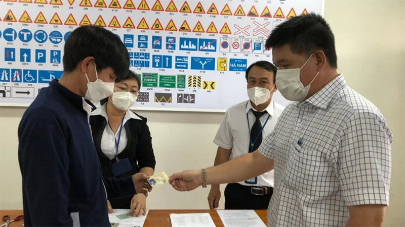 Sở Giao thông vận tải TP Hồ Chí Minh thực hiện thí điểm cấp giấy phép lái xe tại chỗ sau khi có kết quả sát hạch. (Ảnh: QUÝ HIỀN)