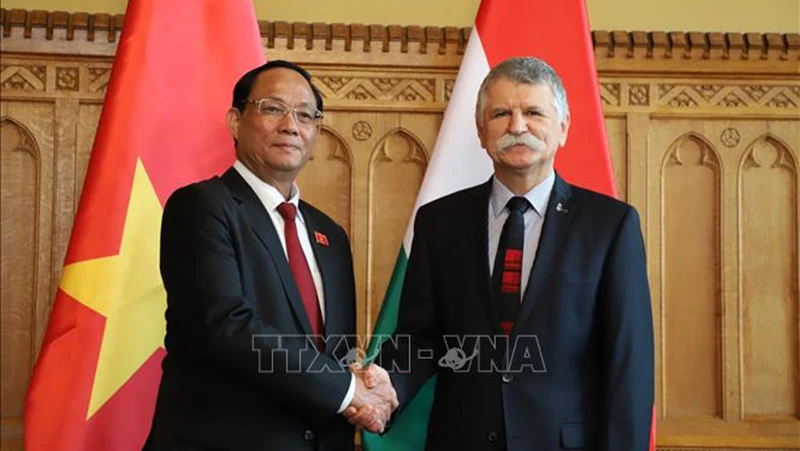 Phó Chủ tịch Quốc hội, Thượng tướng Trần Quang Phương (bên trái) chào xã giao Chủ tịch Quốc hội Hungary László Kövér. Ảnh: Phương Hoa/Pv TTXVN tại Hungary