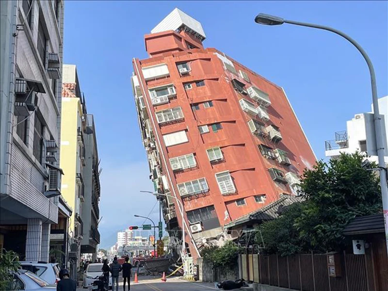 Một tòa nhà bị đổ nghiêng sau động đất tại Hoa Liên, Đài Loan (Trung Quốc) ngày 3/4/2024. Ảnh: AFP/TTXVN