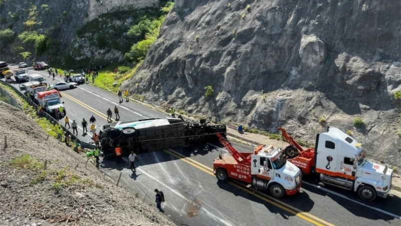 Hiện trường vụ va chạm giữa xe buýt và xe tải ở bang Pueble, miền trung Mexico hồi tháng Tám năm ngoái. (Ảnh: Reuters/TTXVN)