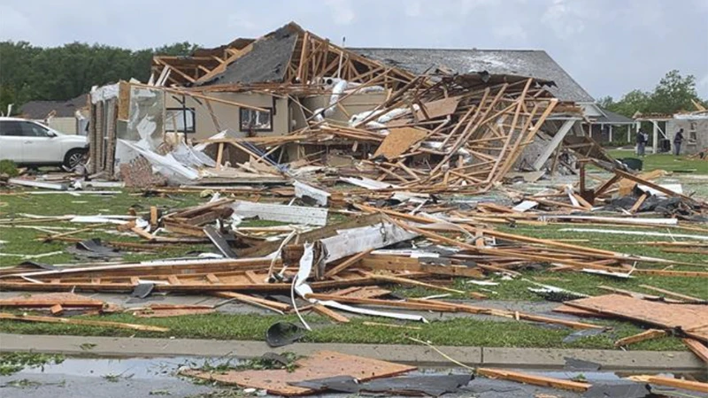 Hiện trường đổ nát sau lốc xoáy ở thành phố Monroe, bang Louisiana (Mỹ). (Ảnh minh họa: AFP/TTXVN)