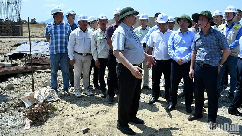 Thủ tướng Phạm Minh Chính chỉ đạo các đơn vị về thi công Dự án đường bộ cao tốc Khánh Hòa-Buôn Ma Thuột.