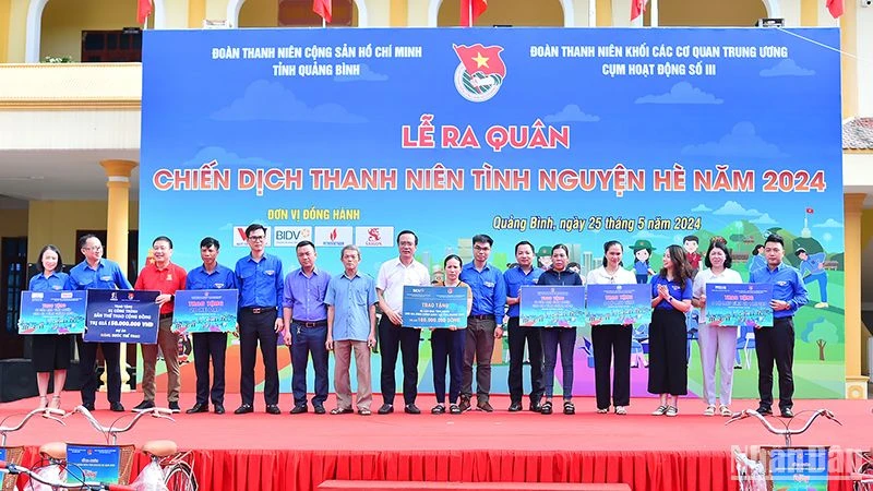 Đại diện lãnh đạo các đơn vị thuộc Cụm hoạt động số III - Đoàn khối Các cơ quan Trung ương và các nhà tài trợ trao biển tượng trưng hỗ trợ các hoạt động an sinh xã hội vì cuộc sống cộng đồng tại xã Quảng Tiến.