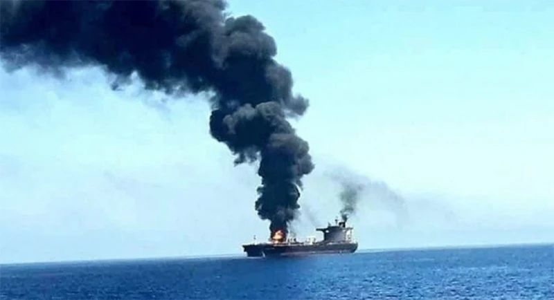 Con tàu bị lực lượng Houthi tấn công trên Biển Đỏ. (Ảnh: IRNA/TTXVN)