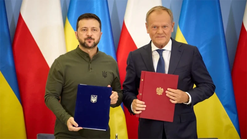 Tổng thống Ukraine Volodymyr Zelensky (trái) và Thủ tướng Ba Lan Donald Tusk tại lễ ký thỏa thuận an ninh ở Warsaw hôm 8/7. (Ảnh: Văn phòng Tổng thống Ukraine)