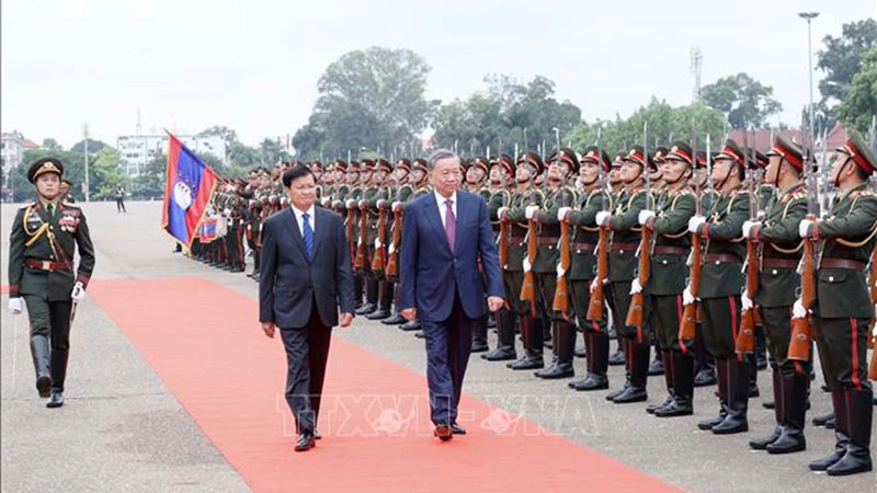 Chủ tịch nước Tô Lâm và Tổng Bí thư, Chủ tịch nước Lào Thongloun Sisoulith duyệt Đội danh dự. (Ảnh: NHAN SÁNG/TTXVN)