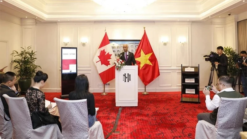 Bộ trưởng Phát triển Quốc tế Canada Ahmed Hussen gặp gỡ báo chí ngày 9/1 tại Hà Nội. (Ảnh: PV/Vietnam+)