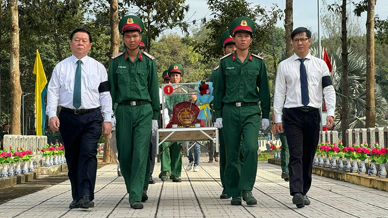 Đồng chí Nguyễn Trọng Nghĩa và đồng chí Nguyễn Thành Tâm di quách hài cốt các liệt sĩ an táng tại Nghĩa trang Liệt sĩ Đồi 82 (Tây Ninh).