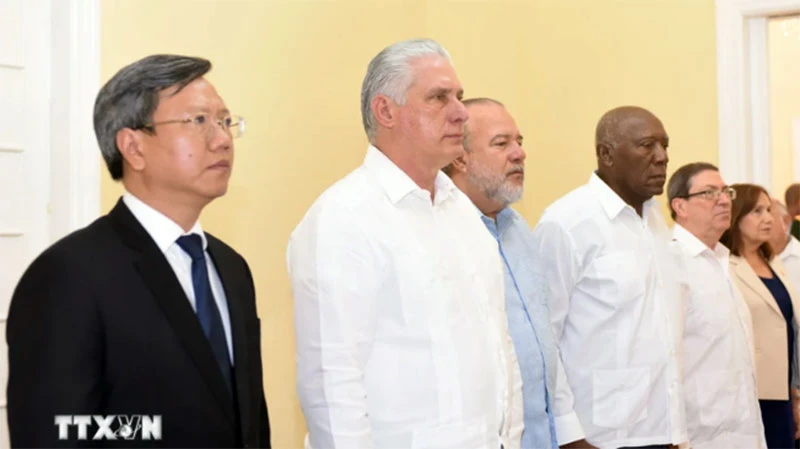 Bí thư thứ Nhất Ban Chấp hành Trung ương Đảng, Chủ tịch Cuba Miguel Díaz-Canel Bermúdez (thứ hai từ trái sang) và các đồng chí: Ủy viên Bộ Chính trị, Thủ tướng Manuel Marrero Cruz, Phó Chủ tịch Quốc hội Ana María Mari Machado, Ủy viên Bộ Chính trị, Bộ trưởng Ngoại giao Bruno Rodríguez Parilla và Đại sứ Việt Nam Lê Quang Long (Ngoài cùng bên trái) viếng Tổng Bí thư Nguyễn Phú Trọng. (Ảnh: Việt Hùng/TTXVN)