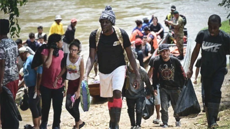 Người di cư tới trung tâm tiếp nhận người tị nạn ở Lajas Blancas, Darien, Panama, ngày 28/6/2024. (Ảnh: Getty Images/TTXVN)