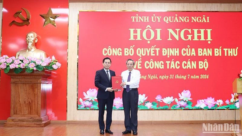 Phó Trưởng Ban Tổ chức Trung ương Hoàng Đăng Quang trao Quyết định của Ban Bí thư cho đồng chí Nguyễn Hoàng Giang.