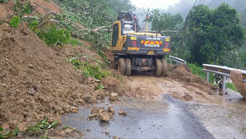 Huy động máy móc hót sạt lở để thông Quốc lộ 3B nối thành phố Bắc Kạn với huyện Chợ Đồn. (Ảnh: TUẤN SƠN)