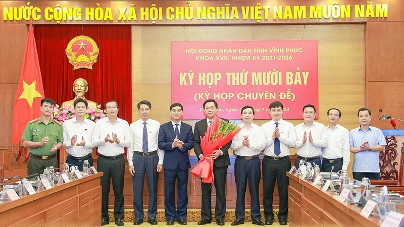 Lãnh đạo tỉnh Vĩnh Phúc chúc mừng đồng chí Trần Duy Đông.