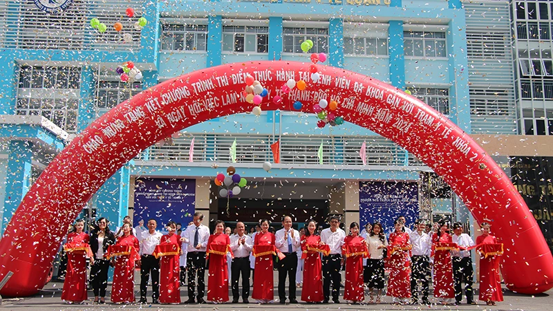 Đại biểu cắt băng khai mạc chương trình tổng kết chương trình thí điểm thực hành tại bệnh viện đa khoa gắn với trạm y tế, khóa 2 và Ngày hội việc làm ngành y tế.