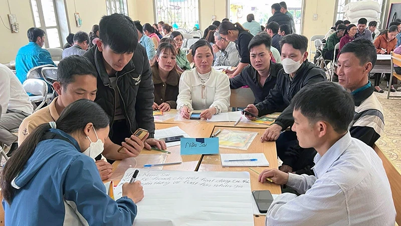 Hội Liên hiệp Phụ nữ huyện Pác Nặm, tỉnh Bắc Kạn tập huấn hướng dẫn thành lập và vận hành Tổ truyền thông cộng đồng. (Ảnh: THANH LOAN)