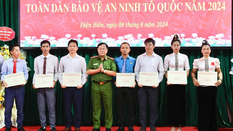 Đại diện lãnh đạo Bộ Công an trao quà tặng các công nhân thuộc Công ty cổ phần cao-su Điện Biên có nhiều đóng góp trong thực hiện phong trào "Toàn dân bảo vệ an ninh Tổ quốc".