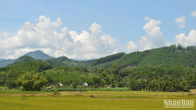 Miền núi Quảng Ngãi đổi thay, tệ “cầm đồ thuốc độc” cũng dần được xóa bỏ. 