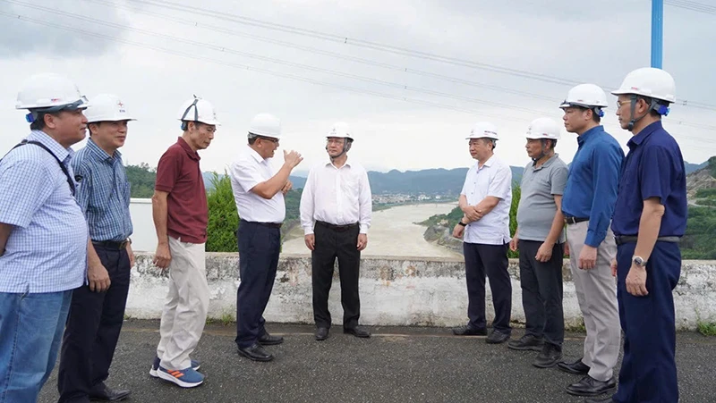 Ông Huỳnh Thành Đạt, Bộ trưởng Khoa học và Công nghệ, Chủ tịch Hội đồng tư vấn Khoa học và Công nghệ đánh giá an toàn đập, hồ chứa trên bậc thang thủy điện Sông Đà kiểm tra tại Thủy điện Hòa Bình và Thủy điện Hòa Bình mở rộng.