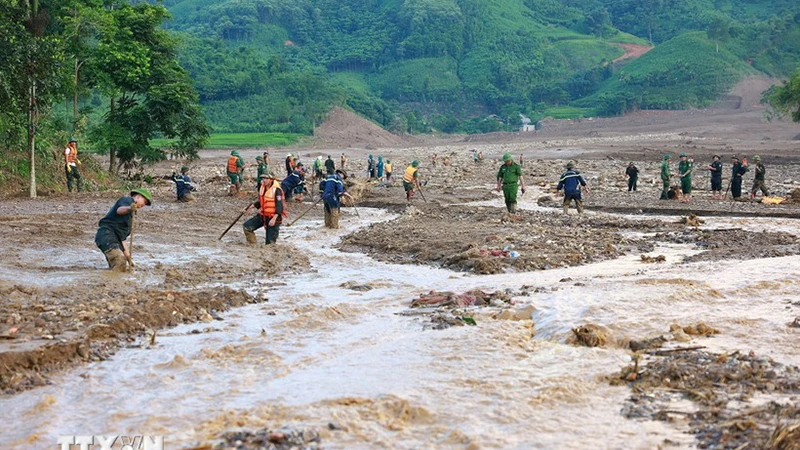 Lực lượng quân đội triển khai tìm kiếm các nạn nhân mất tích do sạt lở đất tại Làng Nủ, xã Phúc Khánh, huyện Bảo Yên, tỉnh Lào Cai. (Ảnh: TTXVN)