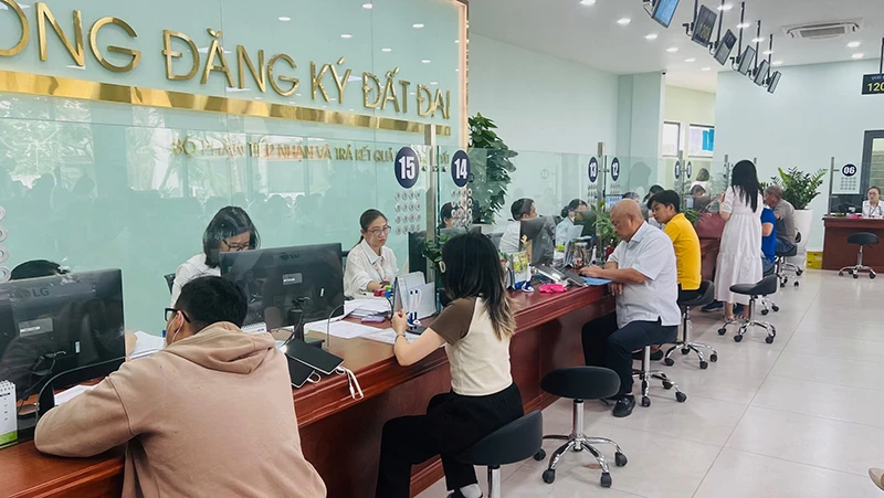 Người dân nộp hồ sơ nhà, đất tại Văn phòng đăng ký đất đai Thành phố Hồ Chí Minh.